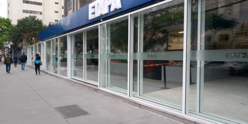 Fachada e calçamento concluídos