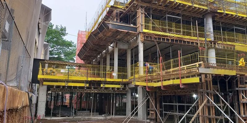 Estruturas de concreto e metálicas em andamento